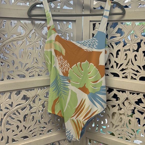 NWT Roxy wildflowers one piece. Size XL. Reversible swimsuit. - Picture 3 of 12